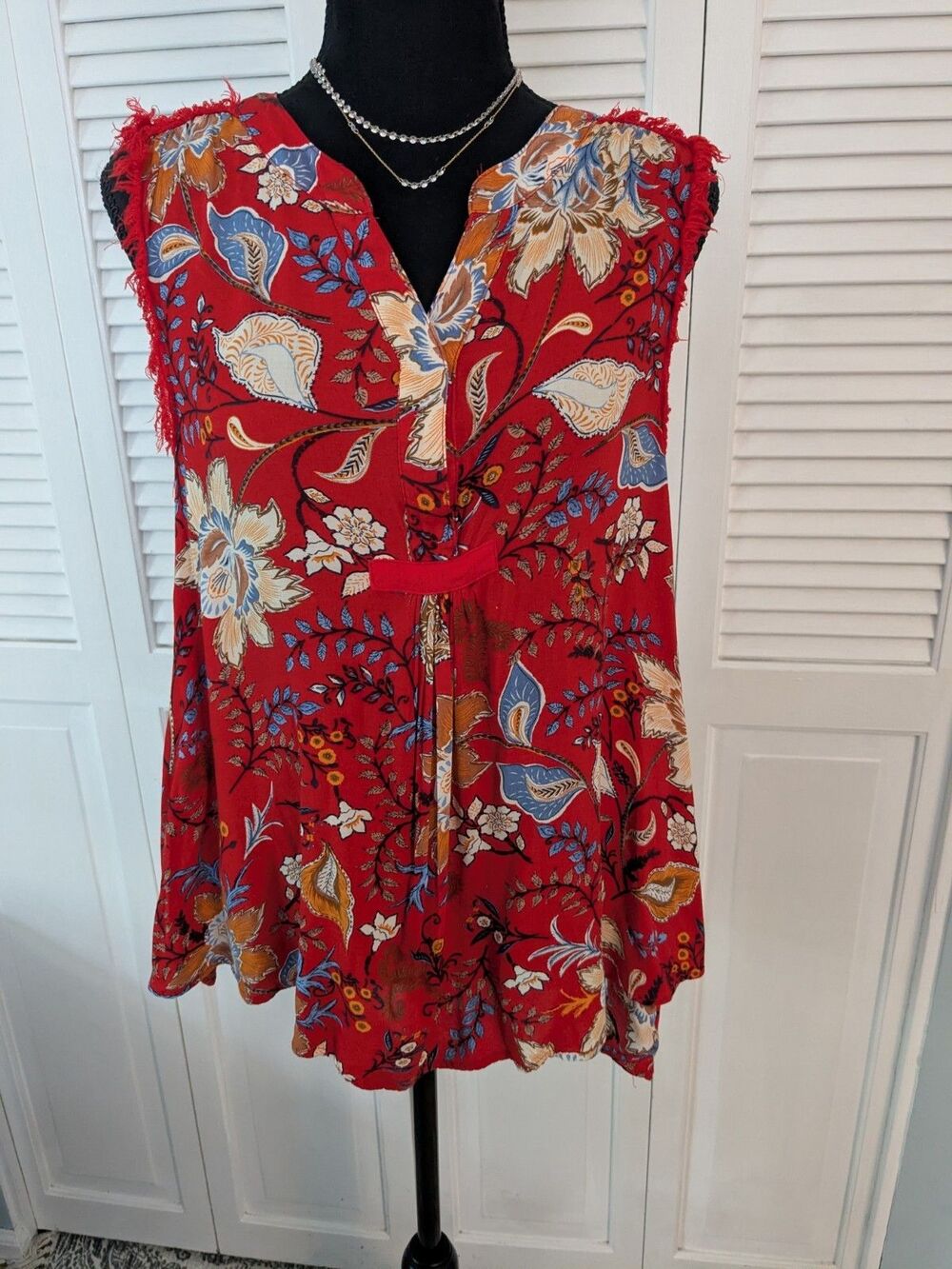 Easel Top Women’s S Red Floral Sleeveless V-Neck Tunic Blouse Flounce Botanical